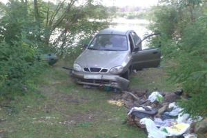 Фатальный отдых у реки: в Киевской области авто скатилось с холма и задавило туриста