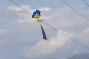 Поздравление от жителей Крыма: возле трассы на Коктебель развевается украинский флаг и желто-голубые шары 