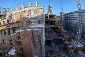 На территории Кремля демонтируют здание, напоминающее очертаниями украинский трезубец - журналист