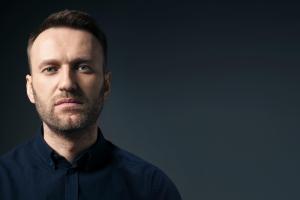 Навальный: Кремлевская власть забирает у народа деньги и раздает их направо и налево