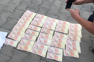 На Волыни задержаны два должностных лица, которые при помощи взятки пытались "порешать вопросы" с полицией