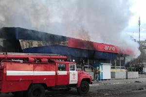 В Энергодаре спасатели тушили пожар в торговом комплексе