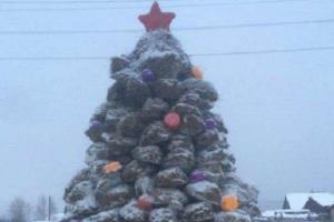 Житель Якутии порадовал односельчан, слепив из навоза новогоднюю елку 