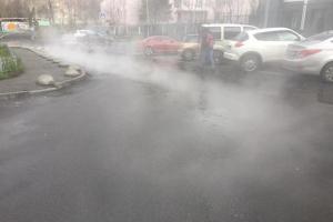 В Киеве из-за аварии на теплотрассе две улицы залило кипятком