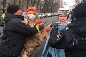 Активистки Femen устроили на  Банковой "стриптиз"-протест перед силовиками
