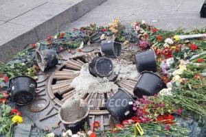 Акт вандализма в Киеве: неизвестные залили цементом мемориал Вечный огонь