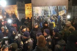 На Майдане произошли столкновения между участниками акции и силовиками