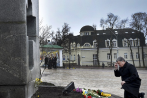 Президент почтил память жертв Голодомора в Украине 1932-1933 годов