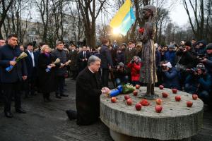 Порошенко принял участие в траурных мероприятиях ко Дню памяти жертв голодоморов