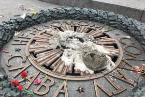 В Киеве полиция открыла уголовное производство по факту вандализма в парке Вечной Славы
