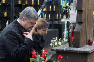 Президент Украины с супругой почтили память Героев Небесной Сотни