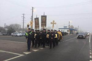 В сети смеются над российскими гаишниками, которые борются с ДТП посредством крестного хода