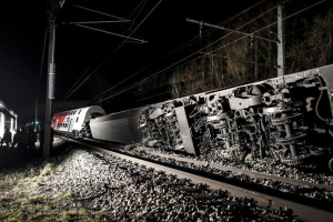 Столкновение поездов в Австрии: в результате аварии пострадало около 20 пассажиров 