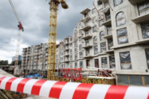 В Москве на стройке башенный кран раздавил бытовку с рабочими