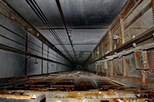 В Харькове пенсионерка упала в шахту лифта