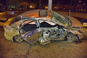 В Киеве пьяный водитель угробил свой автомобиль Honda Civic, влетев на скорости в отбойник