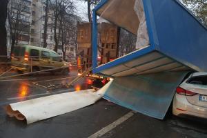 В Киеве с грузовика слетел киоск, раздавив два автомобиля