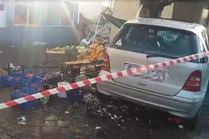 В Ужгороде Mercedes на стихийном рынке въехал в торговый ряд: пострадали люди