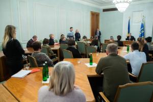 Порошенко провел встречу с родными украинских заложников