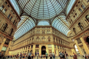 Из галереи Umberto I в Неаполе снова украли рождественскую елку