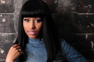 Певица Ники Минаж обнажила грудь в новом клипе