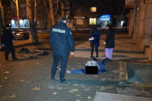 В центре Николаева, упав в яму, разбился насмерть сержант-контрактник ВСУ
