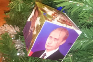 В России новогодние елки украшают игрушками с изображением Путина