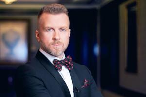 В знак протеста: шоумен Антин Мухарский полностью обнажился перед Оболонским судом в Киеве