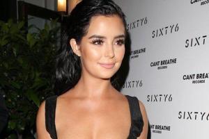 Британская модель Деми Роуз полностью обнажилась для пикантной фотосессии