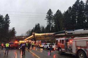 В США выросло число жертв падения поезда с моста в штате Вашингтон