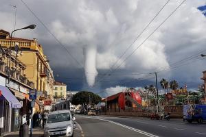 Смерч напугал жителей итальянского Сан-Ремо: есть разрушения и пострадавшие