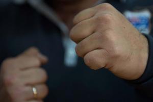 В Киеве толпа вооруженных палками циган напала на прохожих: завязалась массовая драка