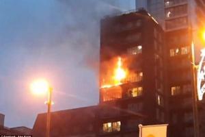 В Манчестере масштабный пожар в 13-этажном жилом комплексе