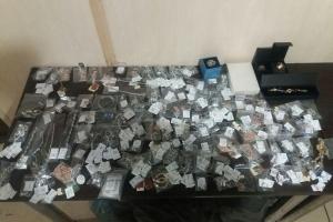 "Cеребряная обувь и золотой чай": На КПВВ "Марьинка" задержали женщину с украшениями на 200 000 грн