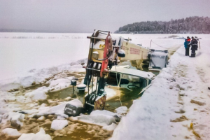 В России на реке Лена за 5 дней под лед ушло два трактора, бензовоз и автокран