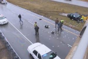 В США автомобиль, перевозивший деньги, попал в ДТП: купюры собирали целый час
