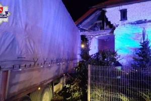 В Польше фура протаранила забор и въехала в дом, в котором спали трое детей