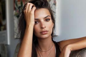 Сексуальная Эмили Ратаковски полностью обнажилась для эротичной фотосессии