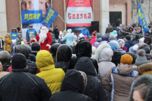 В российском Курске люди устроили давку за бесплатными конфетами и календарями от ЛДПР