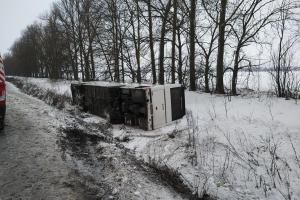 На трассе "Чугуев-Меловое" перевернулся автобус с людьми: есть пострадавшие