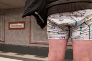 По миру прокатился веселый флешмоб "В метро без штанов"