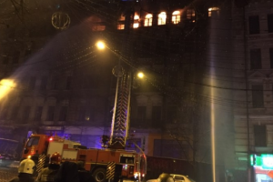К месту масштабного пожара в центре Киева стягиваются бригады ГСЧС