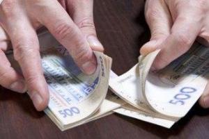 Киевлянин пытался рассчитаться в "ПриватБанке" крупной партией фальшивых денег 