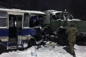 Военный "КрАЗ" протаранил автобус с горняками шахты "Алмазная": есть пострадавшие