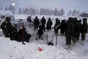 В Индии снежная лавина погребла под собой 11 человек