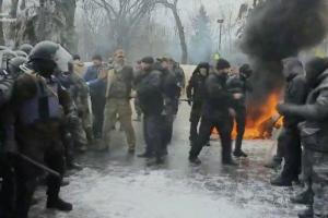 Под стенами Рады произошло столкновение активистов и силовиков: пострадал полицейский