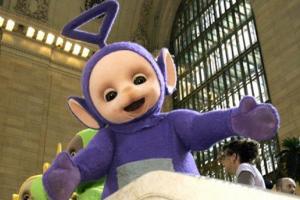 Умер исполнитель роли телепузика Тинки-Винки: как на самом деле выглядел актер 