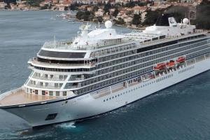 В порту Барселоны паром протаранил круизный лайнер, стоявший у причала