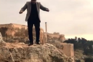 В Турции многодетный отец в день рождения упал со скалы, делая видео на память