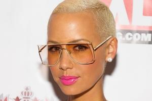 Известная модель и актриса решила уменьшить пышную грудь